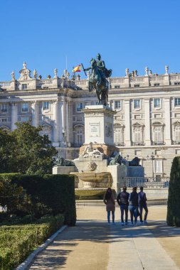 Plaza de Oriente Meydanı. Madrid, İspanya. Madrid Kraliyet Sarayı 'nın (Palacio Real) doğu cephesinde, Felipe IV Anıtı ön planda..