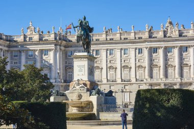 Plaza de Oriente Meydanı. Madrid, İspanya. Madrid Kraliyet Sarayı 'nın (Palacio Real) doğu cephesinde, Felipe IV Anıtı ön planda..