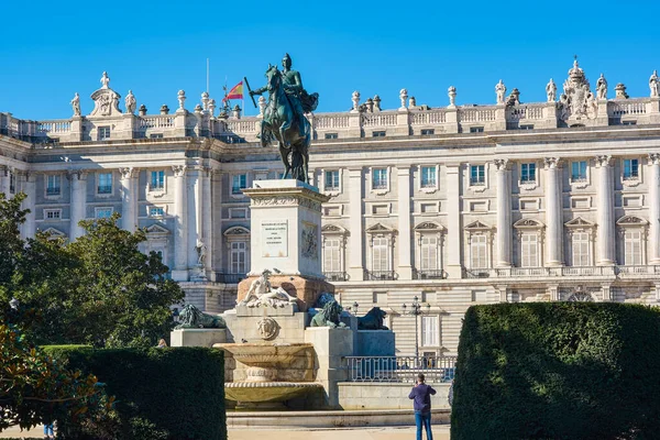 Plaza de Oriente Meydanı. Madrid, İspanya. Madrid Kraliyet Sarayı 'nın (Palacio Real) doğu cephesinde, Felipe IV Anıtı ön planda..