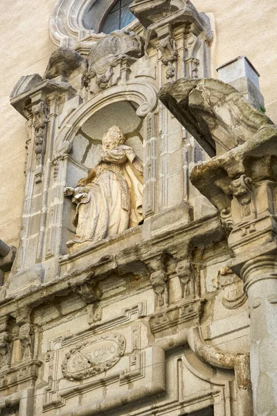 ヌエストラ セノーラ カルメンの正面にあるサン ルイス ビショップ像と 旧市街で最も訪問された教会の1つであるカルメン通りにあるサン ルイス オビスポ教会 スペインのマドリード — ストック写真