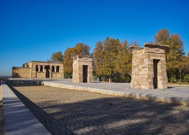 Gün ışığında Debod Tapınağı. Madrid, İspanya.