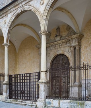 Iglesia de los Remedios Kilisesi 'nin başlıca cephesi. Plaza de Espana meydanından görüntü. Guadalajara, İspanya.