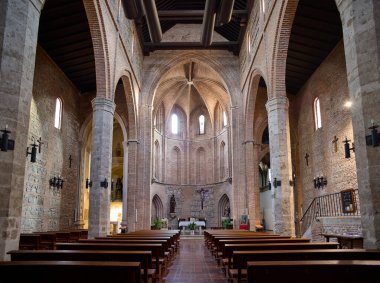 Guadalajara, İspanya - 19 Kasım 2021. Santiago Havari Kilisesi 'nin (eskiden Santa Clara Manastırı' nın kilisesi) taş pilasterleri ile ayrılan üç göbek. Guadalajara, İspanya.