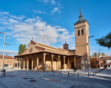 Santa Maria de la Fuente Belediye Eşbaşkanı Katedrali 'nin ana cephesi, Rönesans sütunları ve başkentleri tarafından desteklenen bir portico ile. Santa Maria Meydanı 'ndan görüntü. Guadalajara, İspanya.