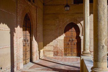 Santa Maria de la Fuente Belediye Eşbaşkanı Katedrali 'nin Rönesans kapısında Mudejar at nalı kemeri kapıları. Santa Maria Meydanı 'ndan yan cephe görüntüsü. Guadalajara, İspanya.