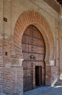 Santa Maria de la Fuente Belediye Başkanı Katedrali 'nin Rönesans Portico' sunda Mudejar at nalı kemeri eşiği. Santa Maria Meydanı 'ndan ana cephe görüntüsü. Guadalajara, İspanya.