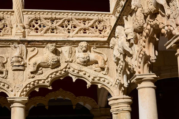 Guadalajara Spain November 2021 Facing Lions Detail Arch Courtyard Lions — Stock Photo, Image