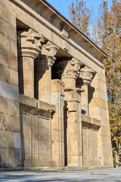 Nagybetűs Részletek Debod Templomáról Nappal Madrid Spanyolország — Stock Fotó