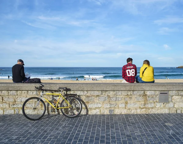 San Sebastian Donostia Spain January 2022 Young Couple Men Bike — Stock fotografie