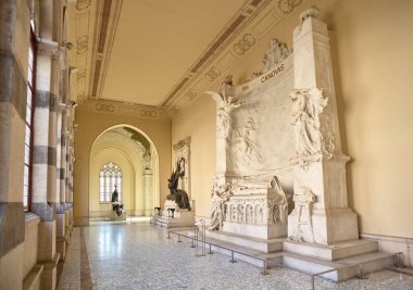 Madrid, İspanya - 27 Ocak 2022. Antonio Canovas del Castillo 'nun anıt mezarı, Agustin Querol' un önplanında Antonio de los Rios Rosas ve Eduardo Dato 'nun anıtsalları var. Ünlü Adamların Panteonu. Madrid, İspanya.