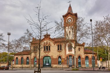 Barselona, İspanya - 9 Mart 2022. Ferrocarriles Catalanes 'in (CGFC) eski bir tren istasyonu olan Magoria İstasyonu' nun ana cephesi. Şu anda Casal Civic Estacio de Magoria 'ya ev sahipliği yapmaktadır. Barselona, Katalonya, İspanya.