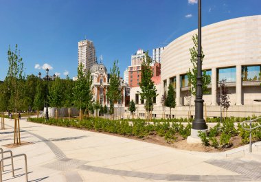 Madrid, İspanya - 10 Mayıs 2022. Yeni Plaza de Espana meydanı. Önünde İspanyol Senato binası ve arkasında Madrid Kulesi var. Madrid, İspanya.