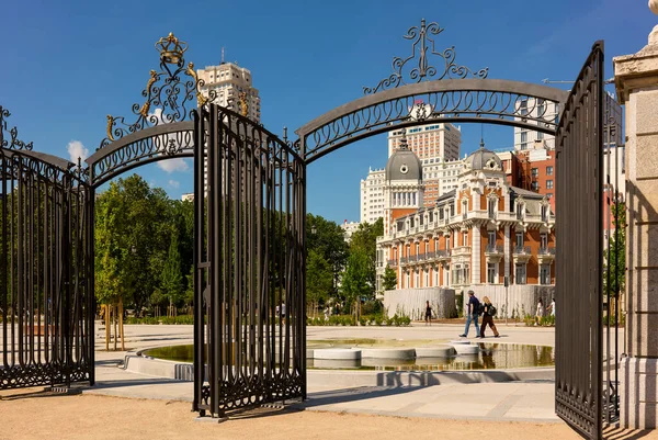 Madrid, İspanya - 10 Mayıs 2022. Yeni Plaza de Espana meydanı, ön planda Sabatini Gardens 'a giriş ve arka planda Madrid şehir merkezi silueti. Madrid, İspanya.