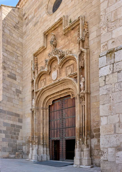 圣贾斯托和牧师司法官座堂西面立面的入口 Alcala Henares 西班牙马德里地区 — 图库照片