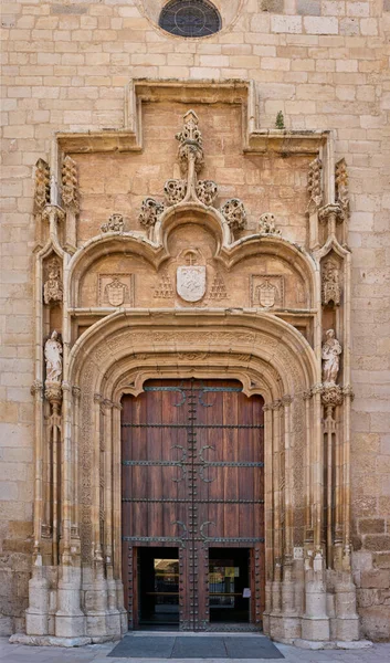 阿尔卡拉 亨纳雷斯 西班牙 2022年5月13日 圣贾斯托和牧师司法官座堂西面立面的入口 Alcala Henares 西班牙马德里地区 — 图库照片