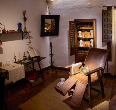 Alcala de Henares, İspanya - 13 Mayıs 2022. Miguel de Cervantes Müzesi 'nin cerrah odası. Alcala de Henares, Madrid Bölgesi, İspanya.