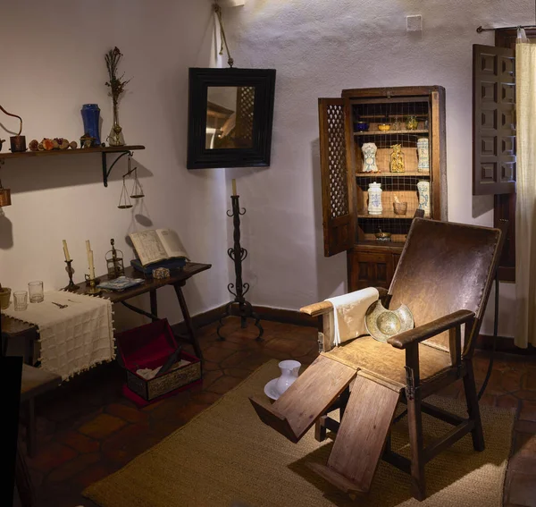 Alcala de Henares, İspanya - 13 Mayıs 2022. Miguel de Cervantes Müzesi 'nin cerrah odası. Alcala de Henares, Madrid Bölgesi, İspanya.
