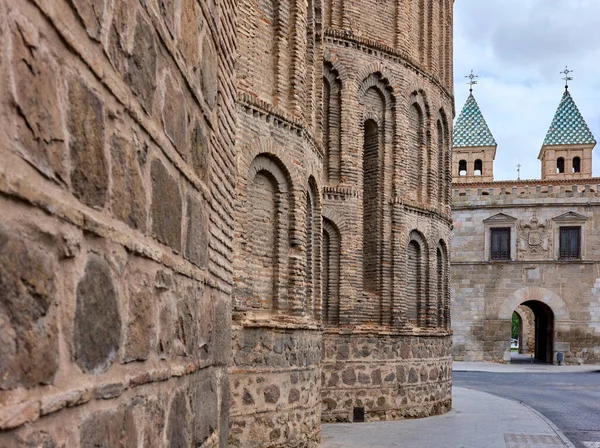 Santiago Mayor Plébániája Háttérben New Bisagra Kapuval Toledo Castilla Mancha — Stock Fotó