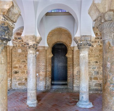 Toledo, İspanya - 30 Haziran 2022. Cristo de la Luz Camii, İspanya 'nın Castilla La Mancha kentindeki Mudejar mimarisinin en temsili anıtı..