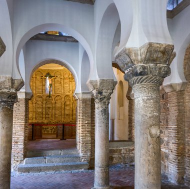 Toledo, İspanya - 30 Haziran 2022. Cristo de la Luz Camii, İspanya 'nın Castilla La Mancha kentindeki Mudejar mimarisinin en temsili anıtı..