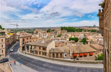 Toledo, İspanya - 30 Haziran 2022. Arka planda Yeni Bisagra kapısı olan Toledo panoramik manzarası. Puerta del Sol kapısından görüntü. Toledo, Castilla La Mancha, İspanya.