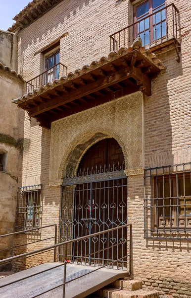 イエスの家の聖テレサの主なエントリ 聖テレサはこの家に住んでおり ここで彼女は人生の本を書き始めました プラザサンローマ広場 トレドのダウンタウン スペインのカスティーリャ マンチャ州 — ストック写真