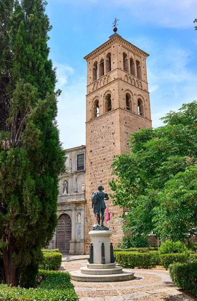 托莱多 西班牙 2022年6月30日 圣罗马教堂的钟楼 前面是维加女神像 从圣罗马广场看风景 西班牙卡斯蒂利亚拉曼查 托莱多市中心 — 图库照片
