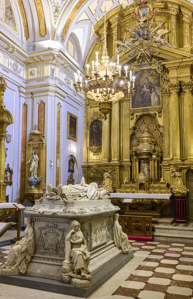 托莱多 西班牙 2022年6月30日 红衣主教胡安 马丁内斯 西里科的陵墓和补救圣母的帆布在主要祭坛的中心 真正的Doncellas贵族学院 — 图库照片