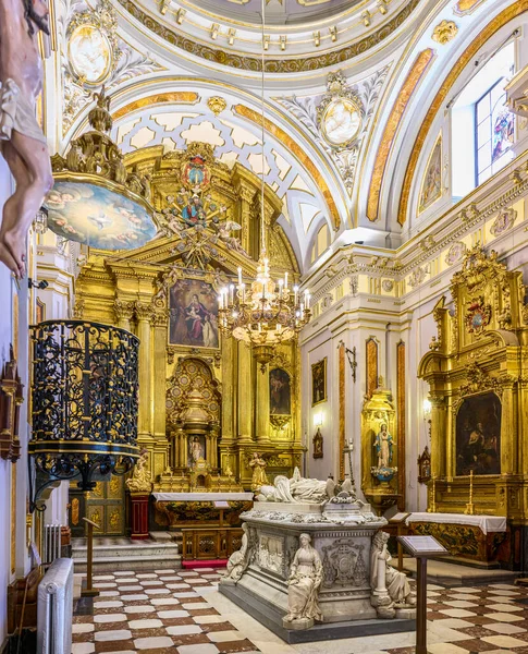 Toledo, İspanya - 30 Haziran 2022. Kardinal Juan Martinez Siliceo 'nun mozolesi. Ana sunağın ortasında Our Lady of Remedies' in tuvali ve yan sunağın üzerinde Saint Jerome 'un bir tablosu var. Gerçek Colegio de Doncellas Asilleri.