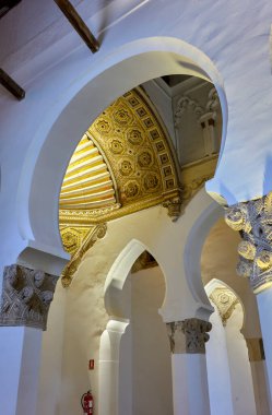 Toledo, İspanya - 30 Haziran 2022. Santa Mara la Blanca kilisesinin Rönesans döneminden bir deniz tarağı motifi, Toledo 'nun Yahudi mahallesindeki ana sinagog..