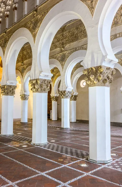 スペインのトレド 2022年6月30日 サンタ ブランカ教会 トレド12世紀後半のユダヤ人地区の主要なシナゴーグ 馬蹄のアーチで区切られた5つの身廊で建てられました — ストック写真
