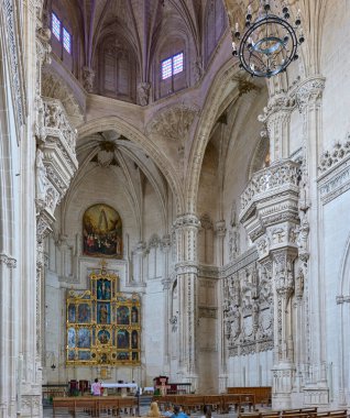 Toledo, İspanya - 30 Haziran 2022. San Juan de los Reyes manastırı, papaz evinin üzerinde yıldız şeklinde bir kubbe bulunan pirzola mahzenleriyle kaplıydı. Toledo, Castilla La Mancha, İspanya