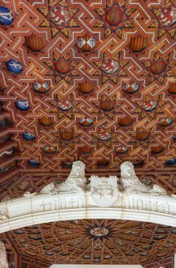 Toledo, İspanya - 30 Haziran 2022. Enrique Egas 'ın San Juan de los Reyes Manastırı' nın üst katındaki Katolik hükümdarlarının alegorik sembolleriyle dolu kemer ve Mudejar tavanı..