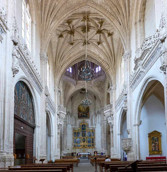 スペインのトレド 2022年6月30日 フアン レイエス修道院の身廊にはリブのアーチ型のアーチ型のドームがあります トレド カスティーリャ マンチャ州 スペイン — ストック写真