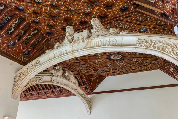 托莱多 西班牙 2022年6月30日 圣胡安 德洛斯 雷耶斯修道院上层的拱门和一个带有天主教君主寓言符号的Mudejar天花板 作者Enrique Egas — 图库照片