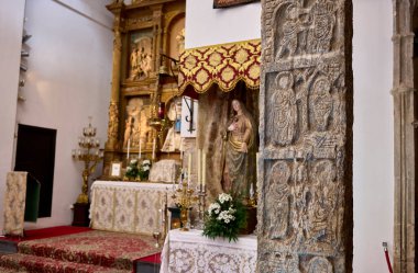 Toledo, İspanya - 30 Haziran 2022. Chris 'in hayatının dört sahnesini temsil eden Visigoth Pilaster' ın ayrıntıları. Iglesia del Salvador Kilisesi. Toledo. Castilla La Mancha, İspanya.
