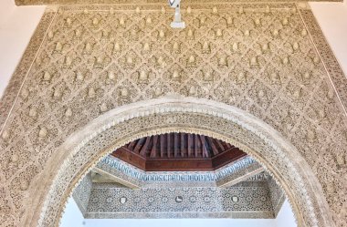 Toledo, İspanya - 31 Haziran 2022. 14. yüzyıldan kalma Mudejar alçı işçiliğinin oyulduğu ve boyandığı bir sarayda sergilenen bir müze. Toledo. Castilla La Mancha, İspanya.