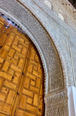 Toledo, İspanya - 31 Haziran 2022. 14. yüzyıldan kalma Mudejar alçı işçiliğinin oyulduğu ve boyandığı bir sarayda sergilenen bir müze. Toledo. Castilla La Mancha, İspanya.