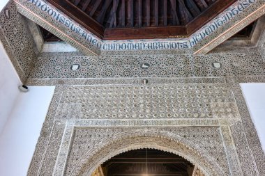 Toledo, İspanya - 31 Haziran 2022. 14. yüzyıldan kalma Mudejar alçı işçiliğinin oyulduğu ve boyandığı bir sarayda sergilenen bir müze. Toledo. Castilla La Mancha, İspanya.