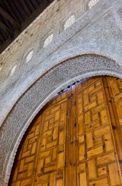 Toledo, İspanya - 31 Haziran 2022. 14. yüzyıldan kalma Mudejar alçı işçiliğinin oyulduğu ve boyandığı bir sarayda sergilenen bir müze. Toledo. Castilla La Mancha, İspanya.