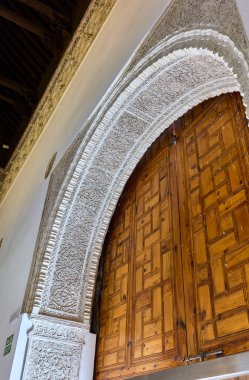 Toledo, İspanya - 31 Haziran 2022. 14. yüzyıldan kalma Mudejar alçı işçiliğinin oyulduğu ve boyandığı bir sarayda sergilenen bir müze. Toledo. Castilla La Mancha, İspanya.