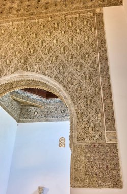 Toledo, İspanya - 31 Haziran 2022. 14. yüzyıldan kalma Mudejar alçı işçiliğinin oyulduğu ve boyandığı bir sarayda sergilenen bir müze. Toledo. Castilla La Mancha, İspanya.