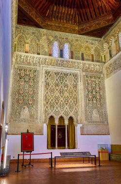 Toledo, İspanya - 31 Haziran 2022. El Transito Sinagogu 'nun doğu duvarı, ataurique ile süslenmiş, Arap yaratılışının bitkisel süslemesi. Ayrıca evler, sephardik müze..