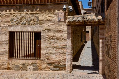 Toledo, İspanya - 31 Haziran 2022. Samuel Levi Caddesi, Toledo 'nun Yahudi mahallesi. Castilla La Mancha, İspanya.