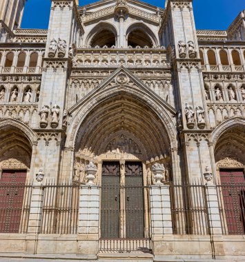 Toledo Prime Katedrali 'nin Puerta del Perdon Kapısı. Plaza del Ayuntamiento Meydanı 'ndan görüntü. Toledo, Castilla La Mancha, İspanya.