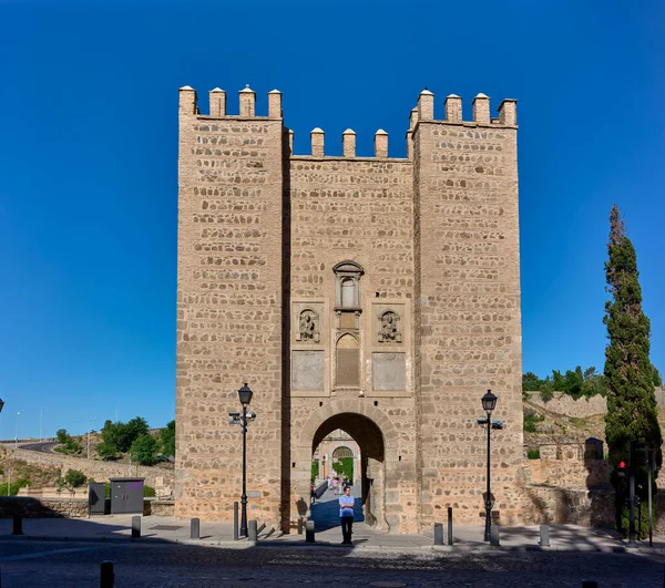 스페인 톨레도 2022 알칸타라 다리의 탑입니다 Puerta Alcantara Gate 바라본 — 스톡 사진