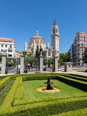 Madrid, İspanya - 27 Mayıs 2022. Parque del Buen Retiro Parkı. Arka planda Parroquia de San Manuel ve San Benito kilisesi var..