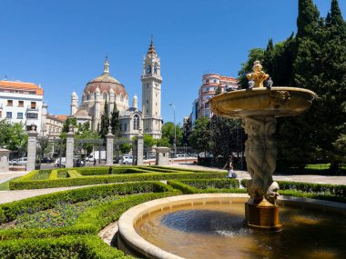 Madrid, İspanya - 27 Mayıs 2022. Parque del Buen Retiro Parkı. Arka planda Parroquia de San Manuel ve San Benito kilisesi var..