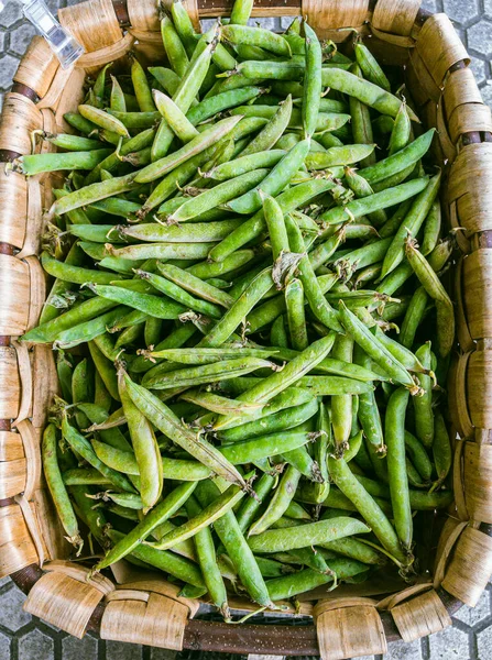 Ecologische Verse Groene Erwten Peulen Een Rustieke Doos — Stockfoto