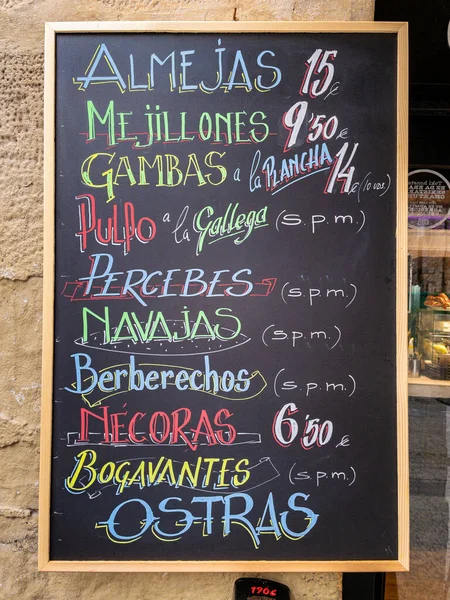 西班牙圣塞巴斯蒂安 2022年6月23日 提供典型的西班牙海鲜的黑板菜单 — 图库照片